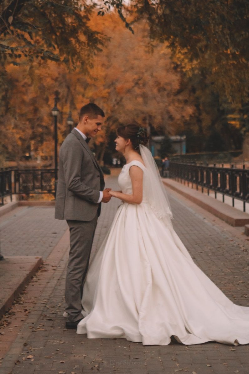 Продам свадебное платье со шлейфом в Алматы