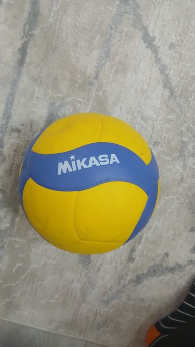 Волейбольный мячь mikasa