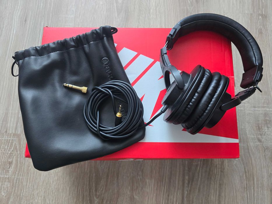 casti studio Audio Tehnica cu fir