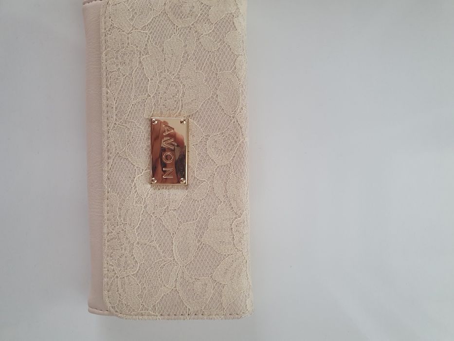 Чисто ново бяла протмоне на Avon