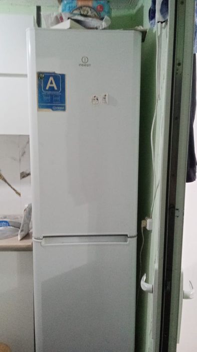 Продам булошный холодильник белого цвета 2 камерный