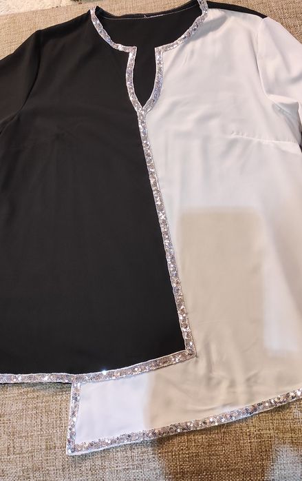 Дамска блуза в бяло и черно.