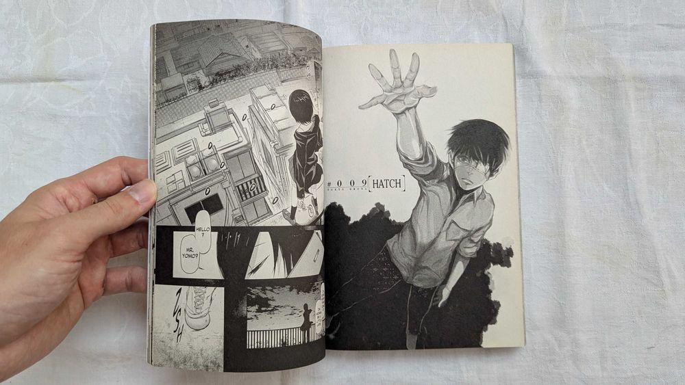 Carte manga "Tokyo Ghoul", volumul 1, în engleză