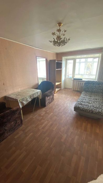 срочно продам 2 комнатную по низу рынка, не угловая, средний этаж