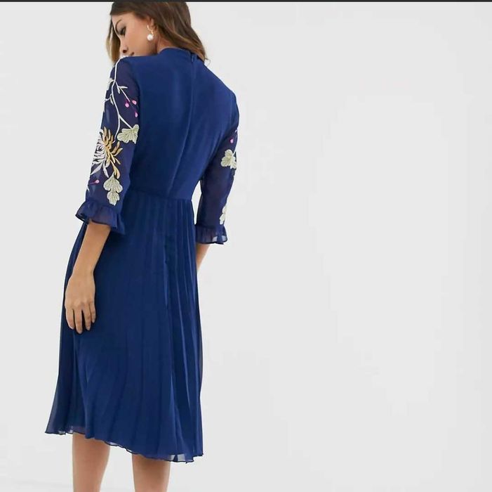 Vand rochie cu flori brodate