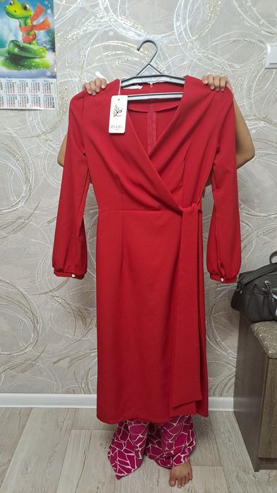 Платье новое продам