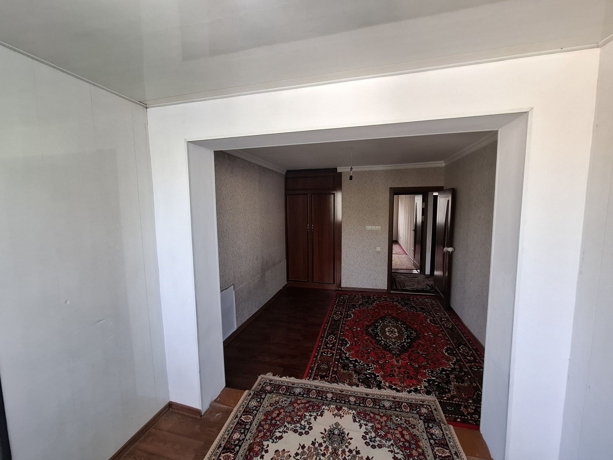 Marhaboda 3 xonali ,  2 etajda kvartira sotiladi.