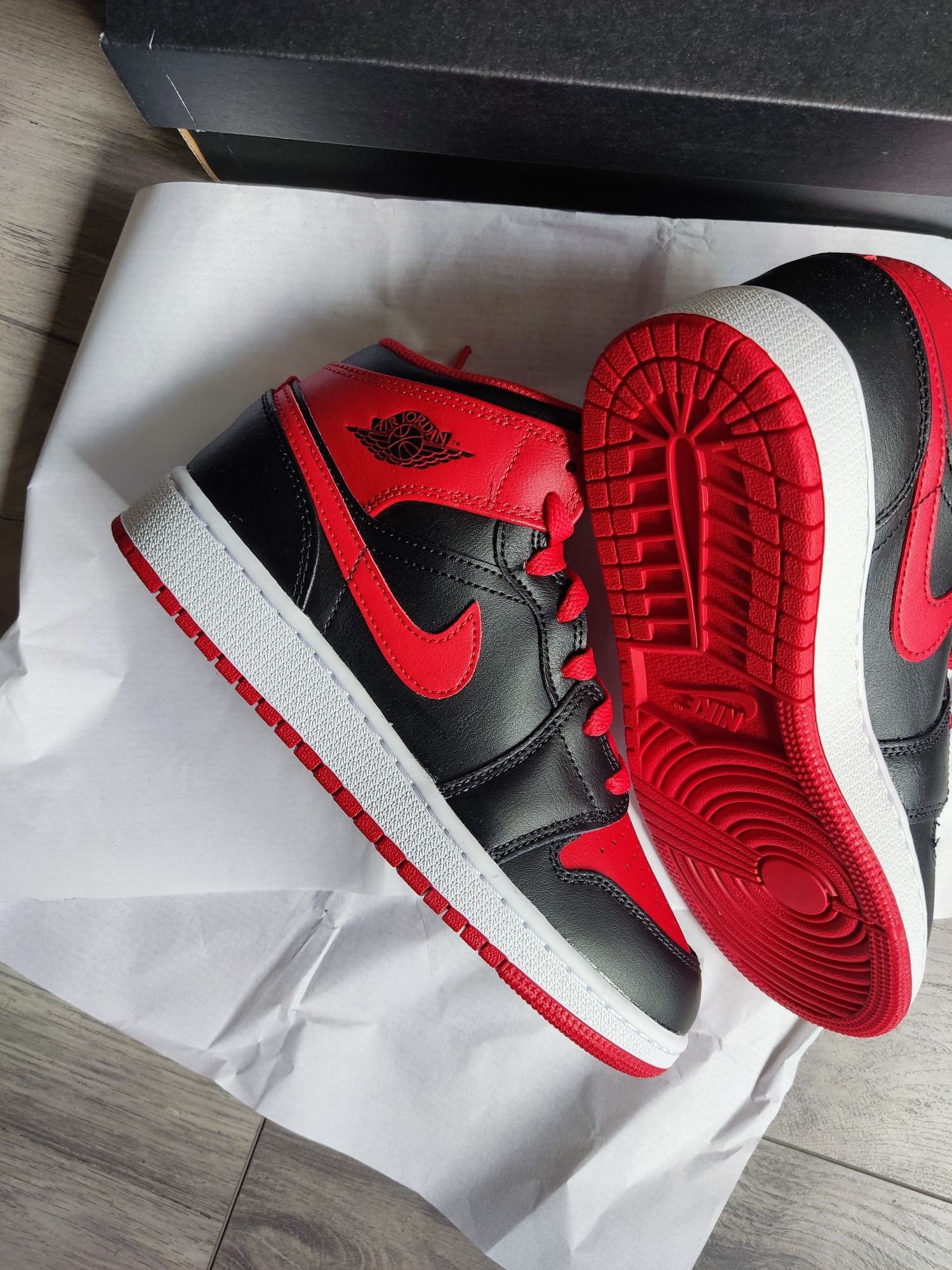 Air Jordan 1 Mid Alternate Bred