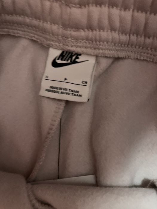 Pantaloni Nike cu eticheta