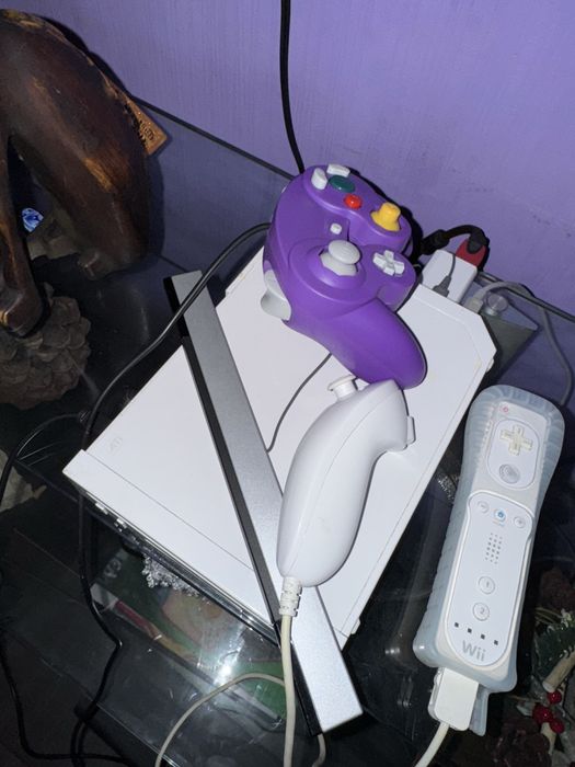 Nintendo Wii с 3000+ инсталирани игри + ЧИСТО НОВ GameCube контролер.