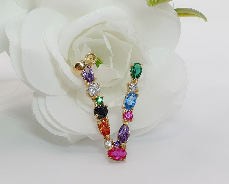 Pandantiv din aur de 14K cu inițială V și pietre colorate