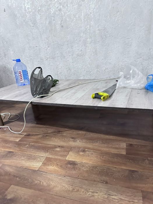 Срочно отдам за 10000 тг жерстол, большой гостевой стол и кровать