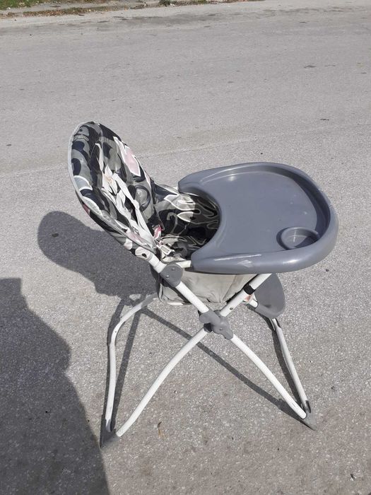 Продавам детско столче за хранене .