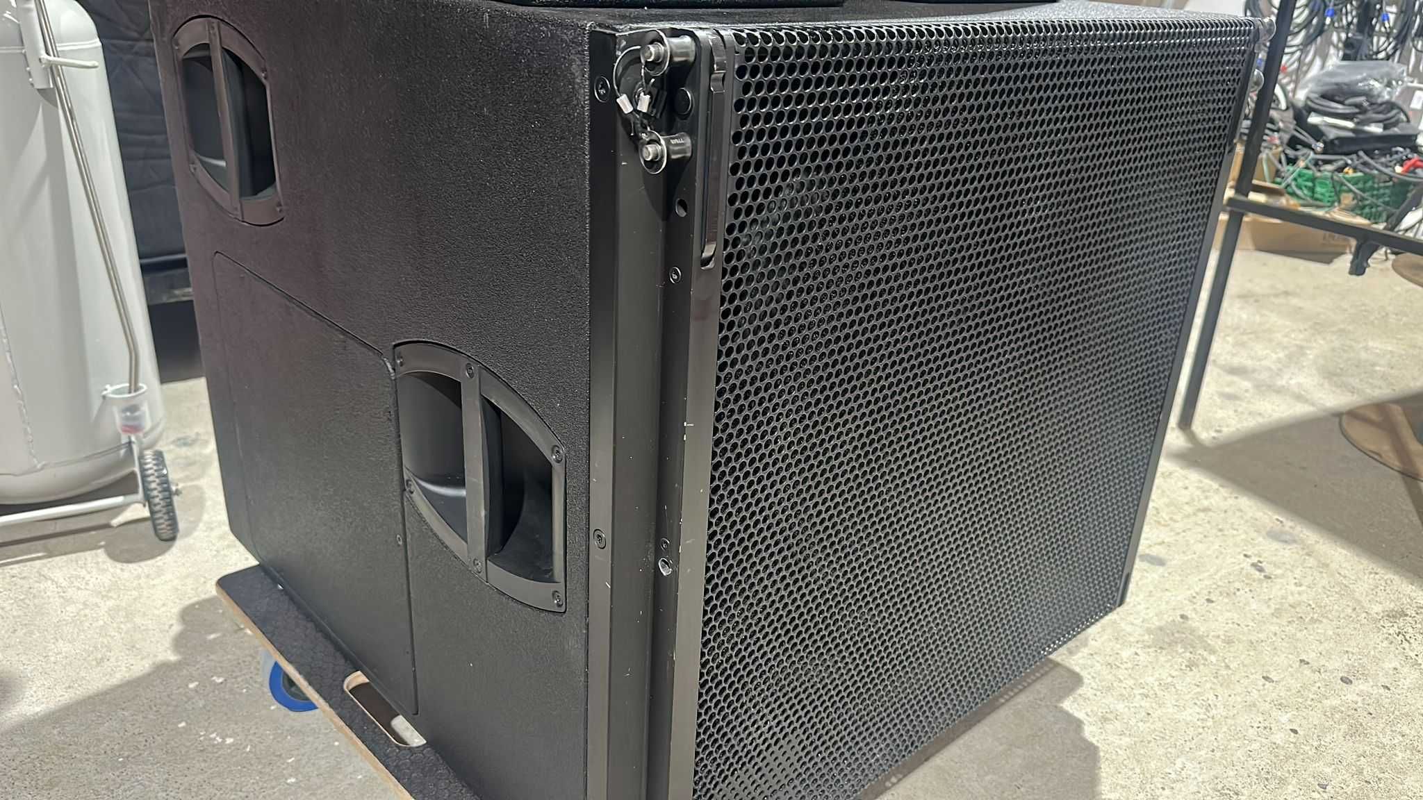 vand o pereche de basi V sub D&B audiotechnik 9500 euro