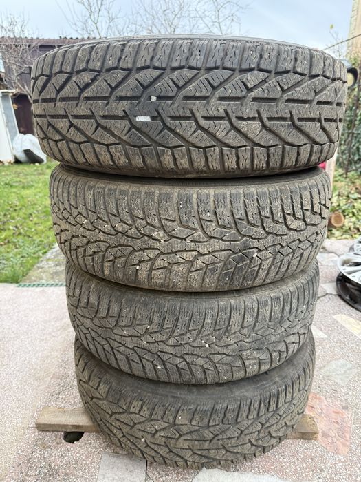 Vând set 4 cauciucuri de iarnă Volkswagen + 4 capace VW