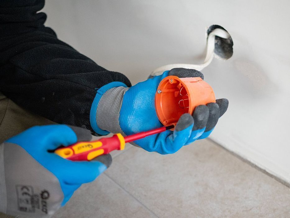 Set surubelnite izolate pentru electricieni 1000v si tester digital de