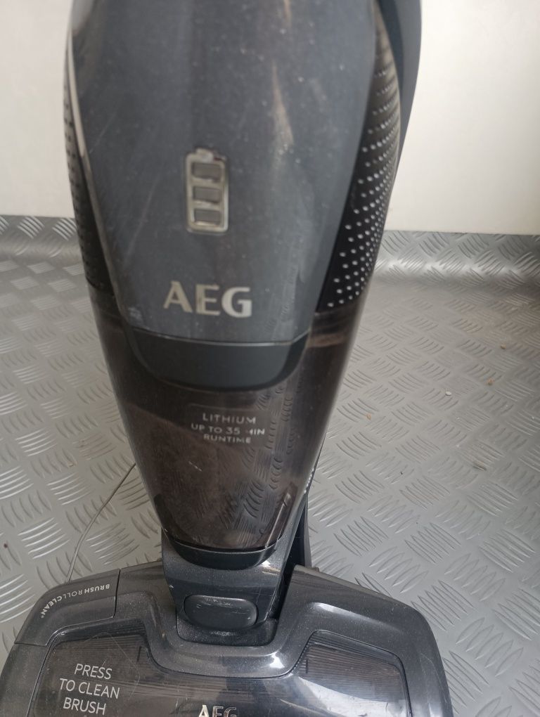 Права безкабелна прахосмукачка AEG 2в1