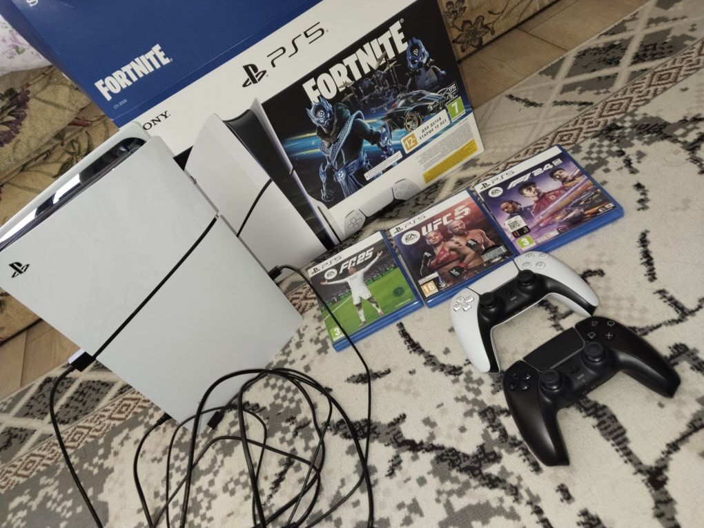 PS 5 slim с джойстиками и играми