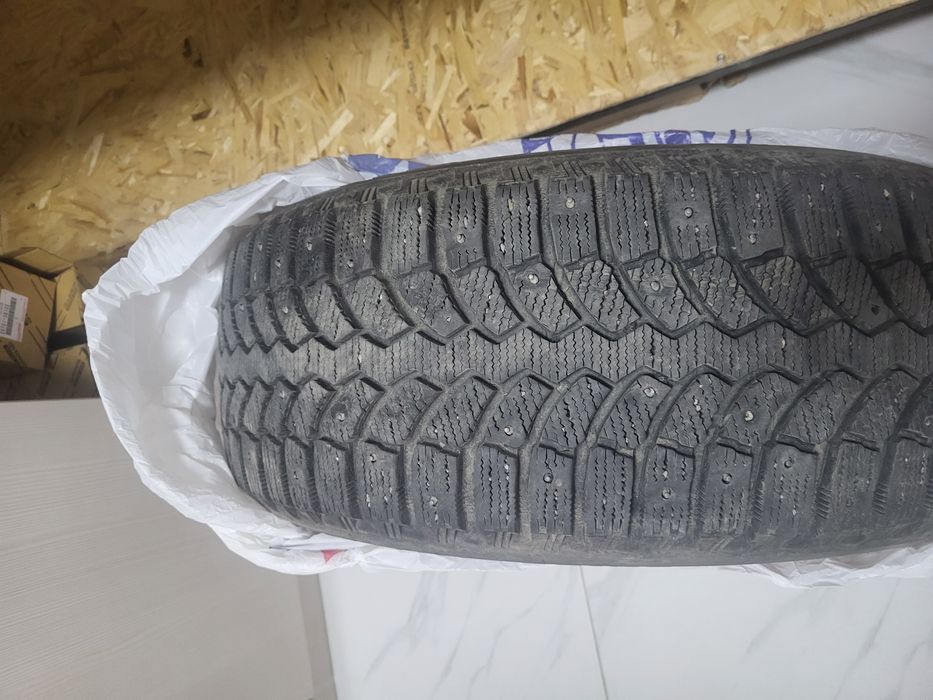 Продам зимние шипованные шины