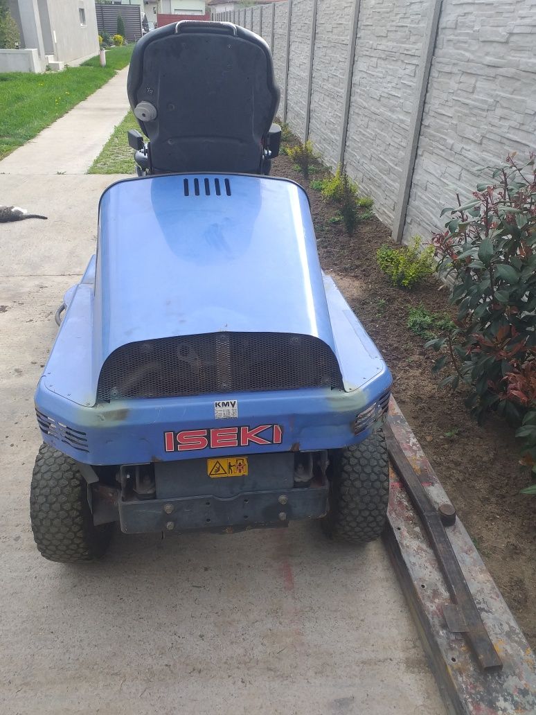Tractoras tuns iarba