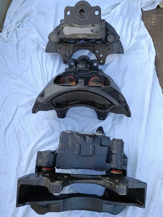 Суппорт KNORR двухпятаковый на диск 22,5 для прицепов SCHMITZ в сборе