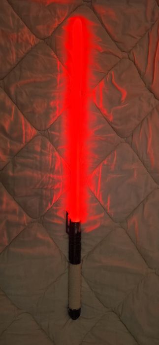 Продавам ръчно изработен лазерен меч от Междузвездни Войни