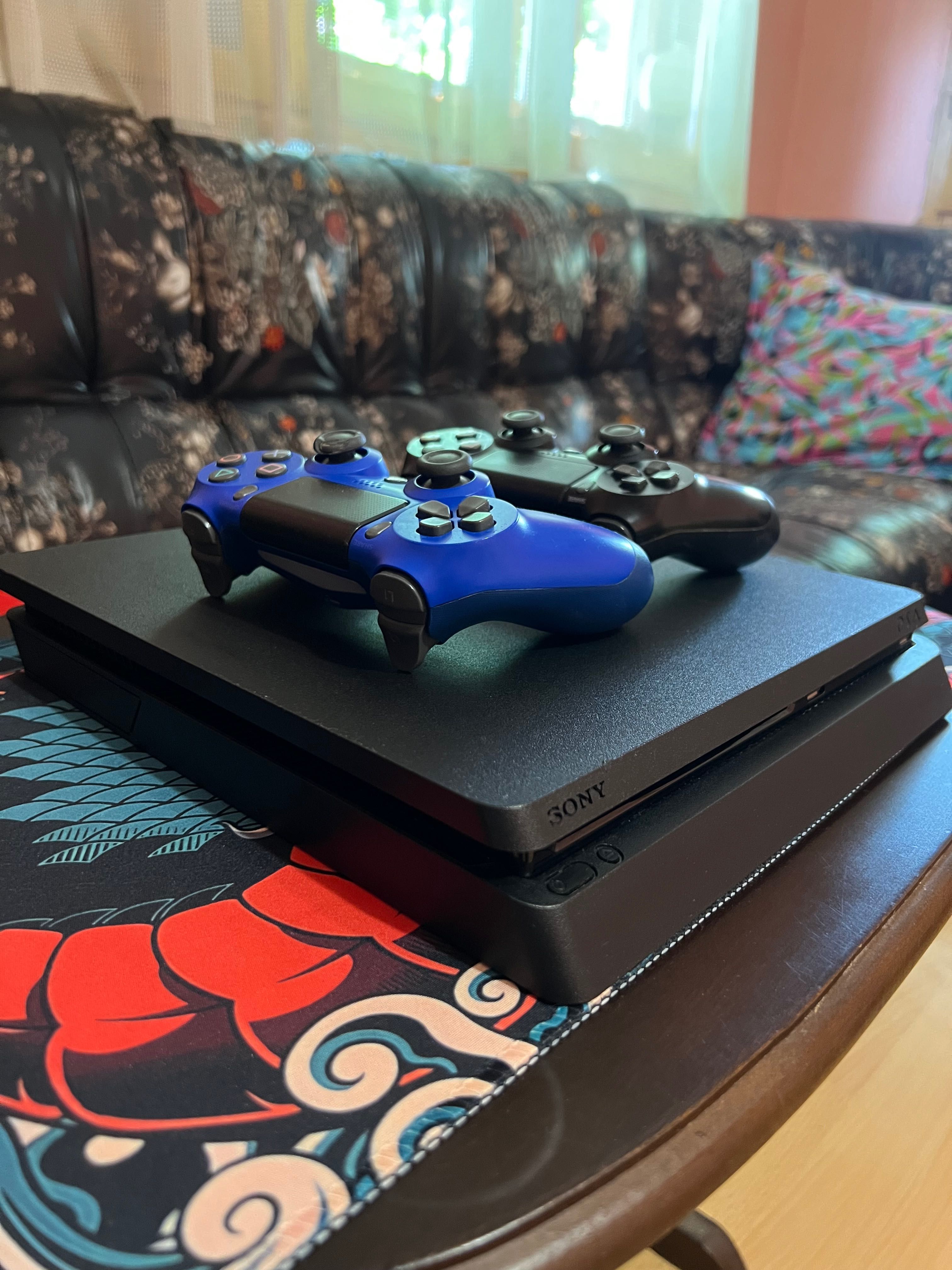 PS4 Slim 1 TB + 2 джойстика + 1 игра