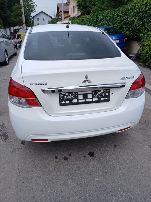 Vând mitsubishi 1.2