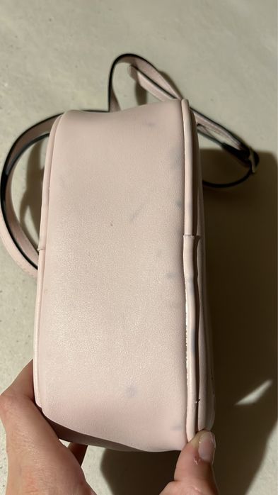 Продавам чанта Calvin Klein.Чантата е без забележки за кожата и цвета