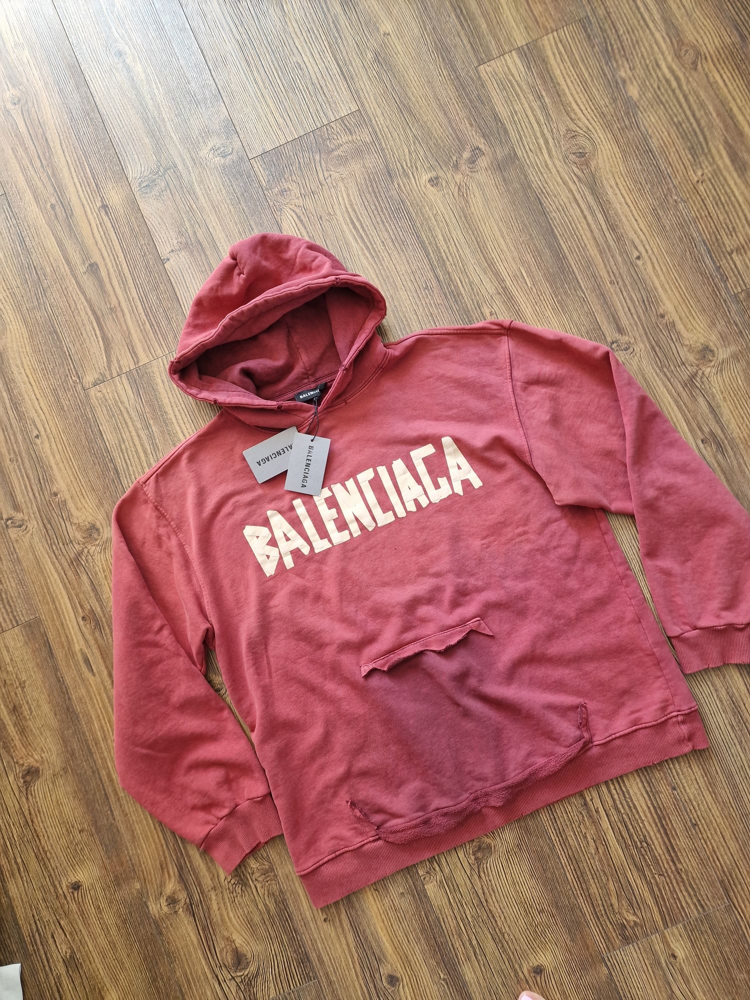 Страхотен мъжки суитчър BALENCIAGA размер M L XL 2XL 3XL 



Страхот