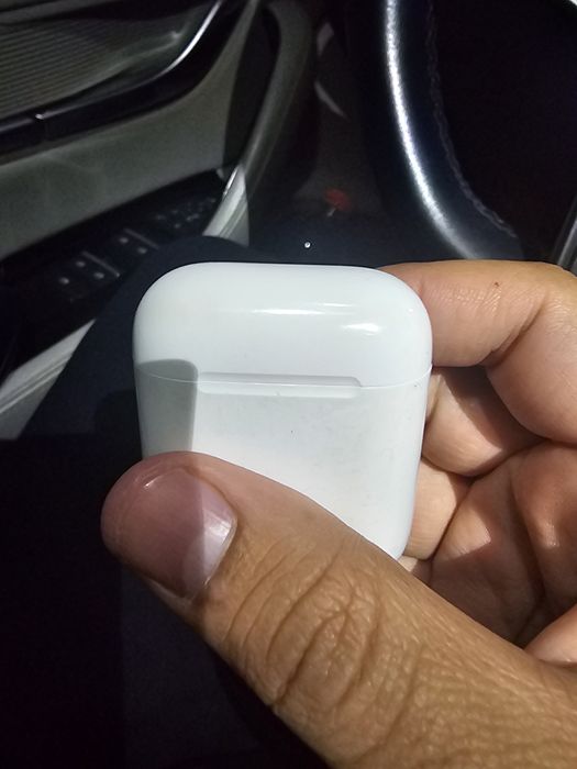 Airpods bir qoliqchini bilan sotiladi