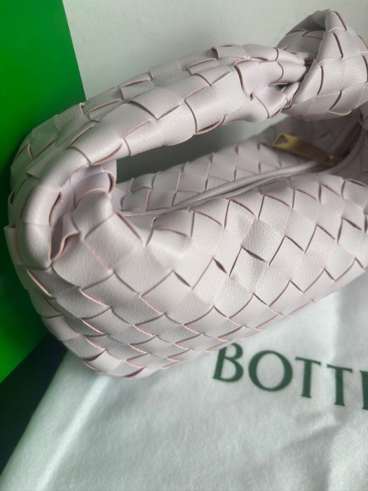 Bottega Veneta Jodie в бебешко розово от естествена кожа