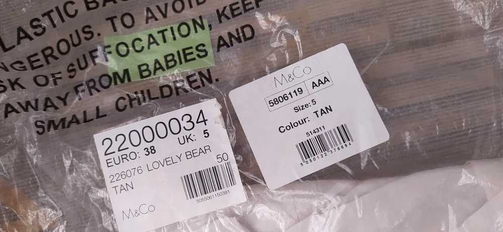 Сапоги от бренда M&Co, выполненные в стиле сапог-угги