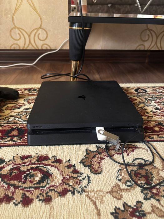 playstation 4 слим,в хорошем состоянии