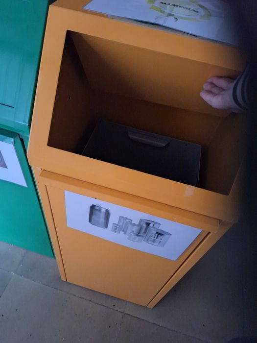 Pubelei de gunoi din tabla