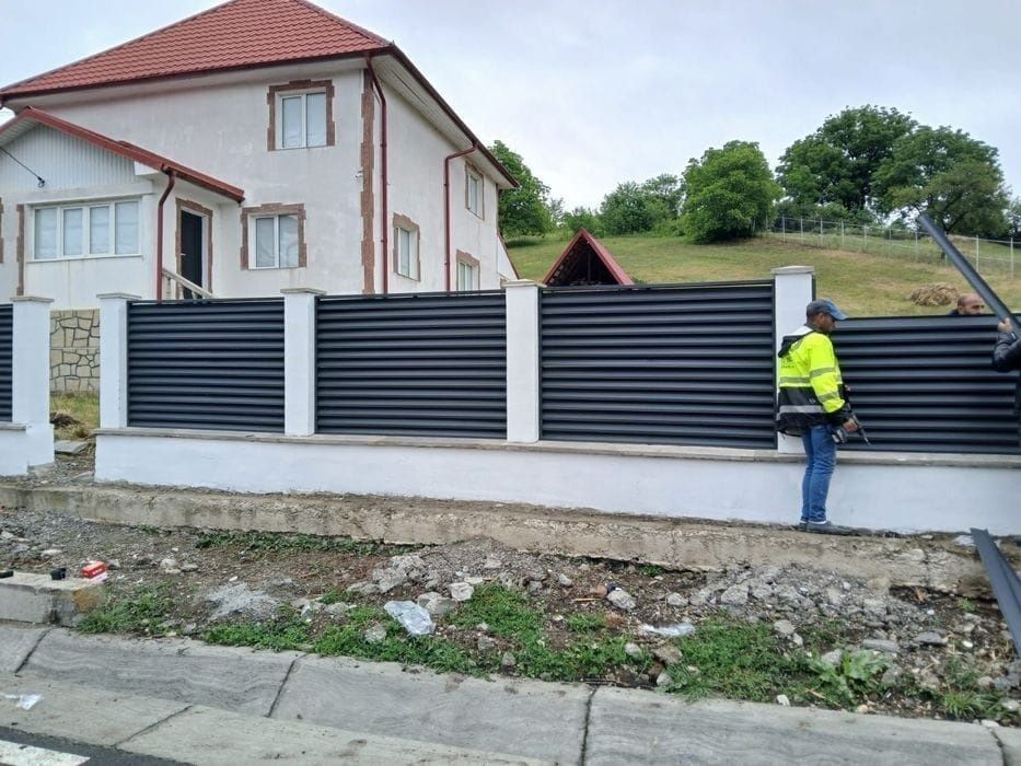Construim garduri si porti din sipca metalica, panouri stil jaluzele,