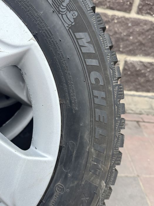 Почти новые шипованные шины Мишлен с оригинальными дисками Рено
