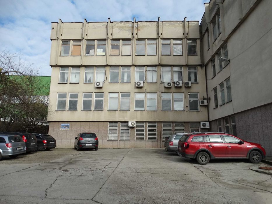 Просторен офис с много добра локация и цена от 600 Евро за кв.м..