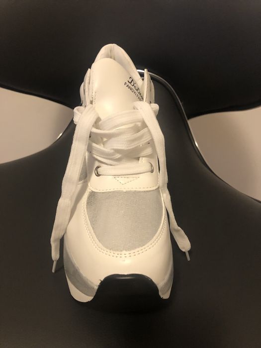 Sneakers deosebiti