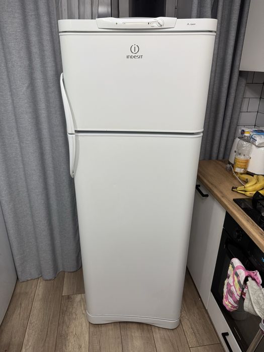 Холодильник Indesit в Сортировке