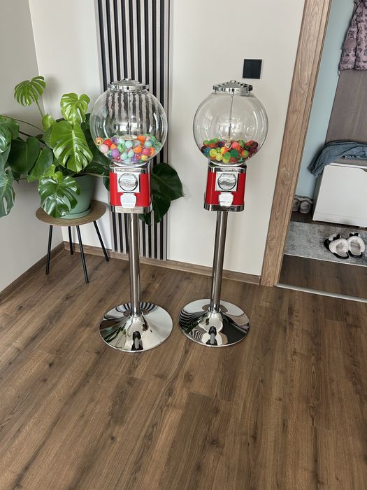 Вендинг машина за детски топчета