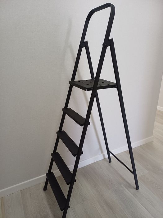 Стремянка черная новая