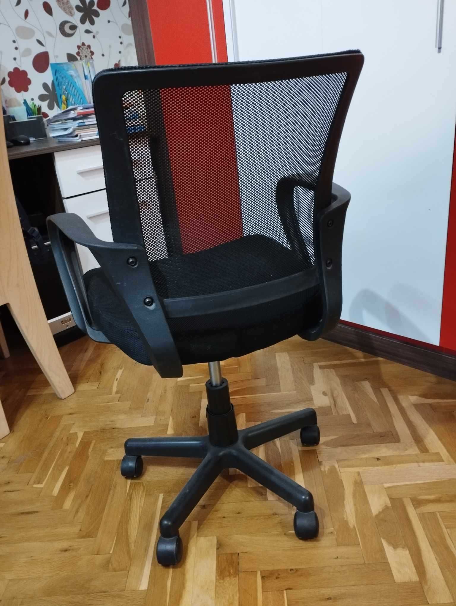 стол за офис с въртящ механизъм