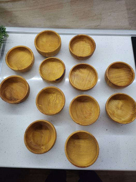 Масивни дървени купички от черница