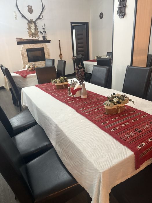 Mese , scaune , candelabre rustice , decoratiuni restaurant , semineu