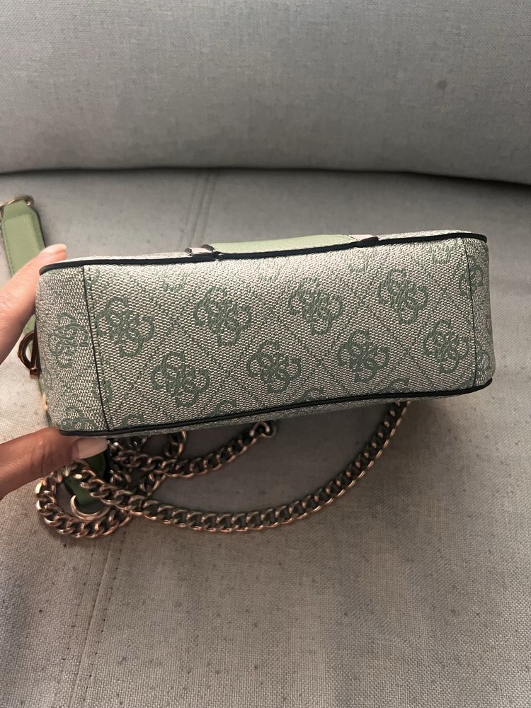 Зелена чанта Guess