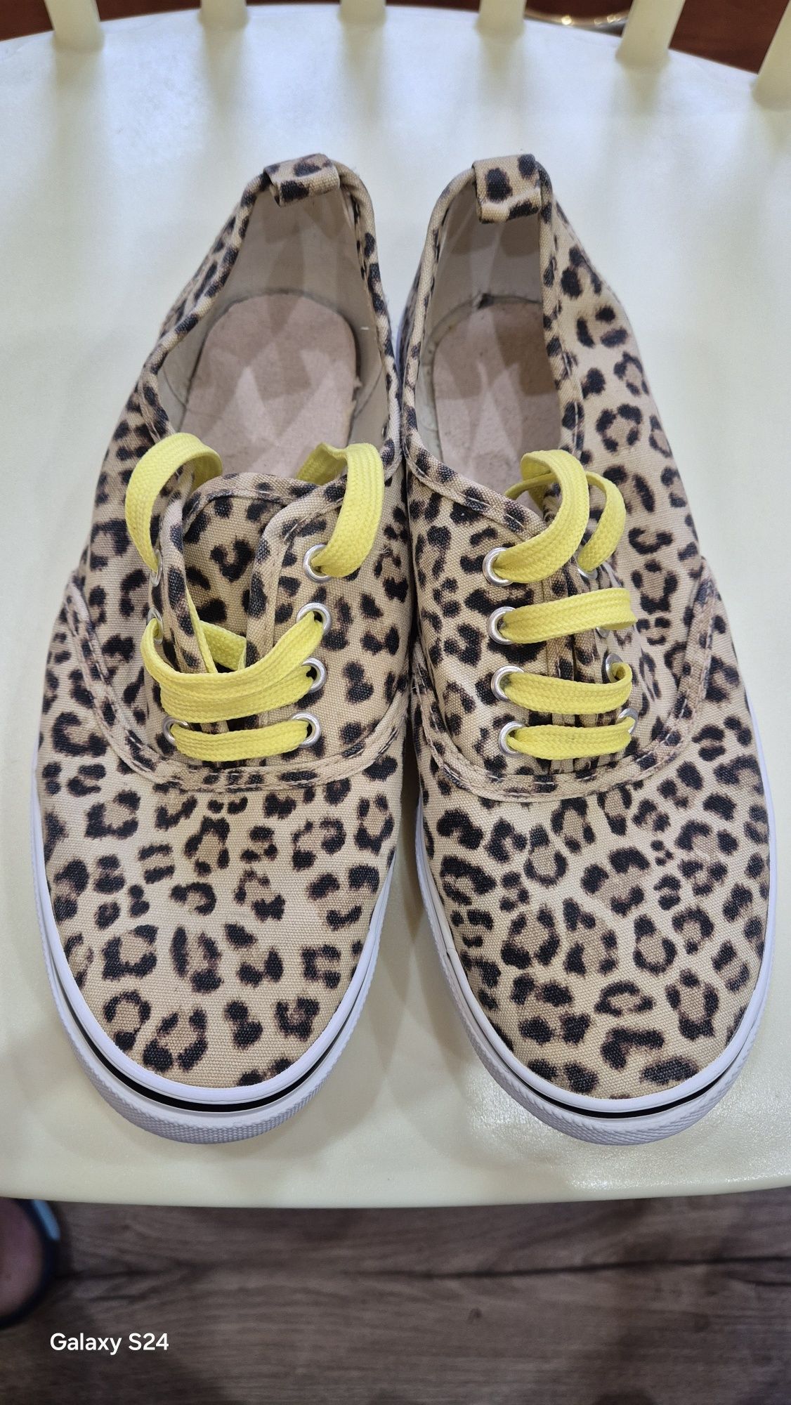 Vând teniși Animal Print