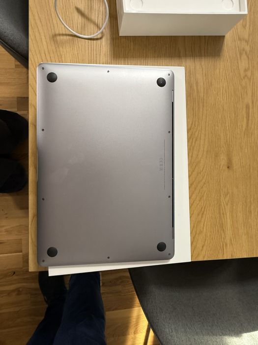 Vând MacBook Air 13 inch , 256GB 8gb