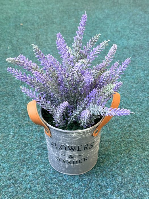 Flori artificiale în ghivece