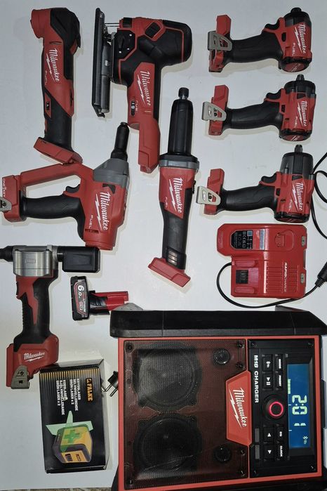 Milwaukee impact radio pendular